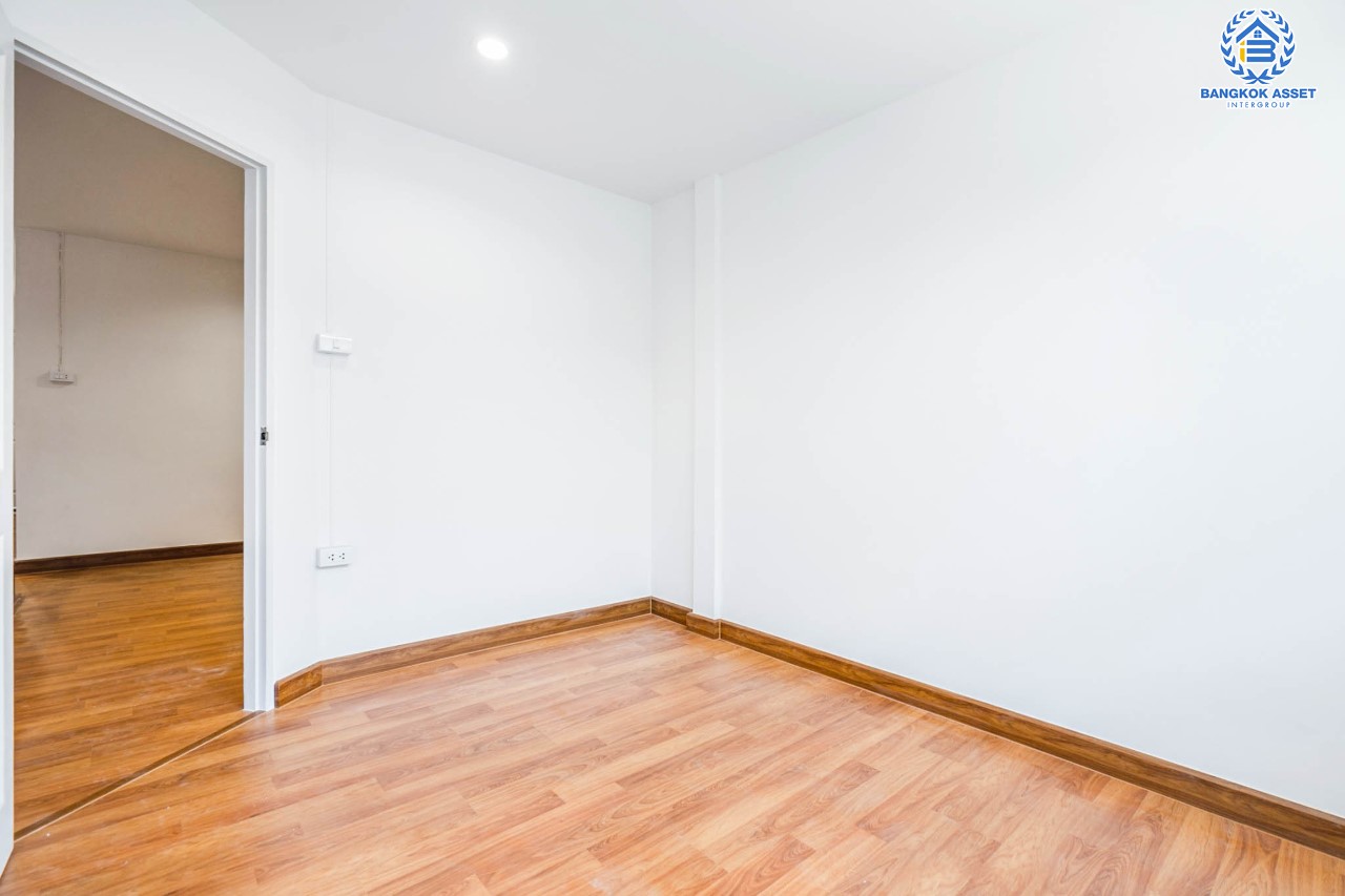 บ้านมือสองตกแต่งใหม่ ม.พระปิ่น2 ติดถนนบรมราชชนนี เนื้อที่ 17 ตร.ว. ฟังก์ชันจัดเต็ม 3 ห้องนอน 2 ห้องน้ำ บนทำเลศักยภาพ เชื่อมต่อหลายเส้นทาง ใกล้เซ็นทรัลปิ่นเกล้า ม.มหิดล , ทางด่วน "กาญจนาภิเษก"